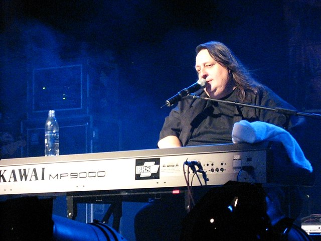 Oliva performing in 2007
