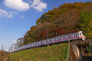 高尾線を走行する8000系電車 （2021年11月 高尾駅 - 高尾山口駅間）