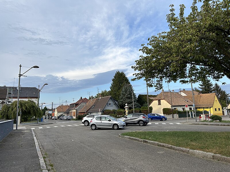 File:Kingersheim - place de la Liberté.jpg