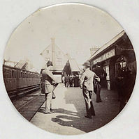 Stanice Kingsbury and Neasden, typický kruhový formát fotografií Kodak
