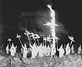 Arderea crucii - unul dintre cele mai cunoscute simboluri asociate cu organizația Ku Klux Klan. O întâlnire a grupului în Gainesville, Florida (31 decembrie 1922)