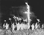 KKKによる十字架を燃やすセレモニー