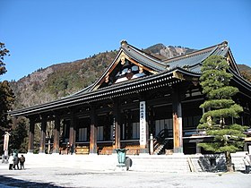 alt=久遠寺の本堂と身延山