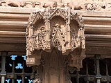 Detall de la coronació del mainell de la porta dels Apòstols, Seu Vella de Lleida