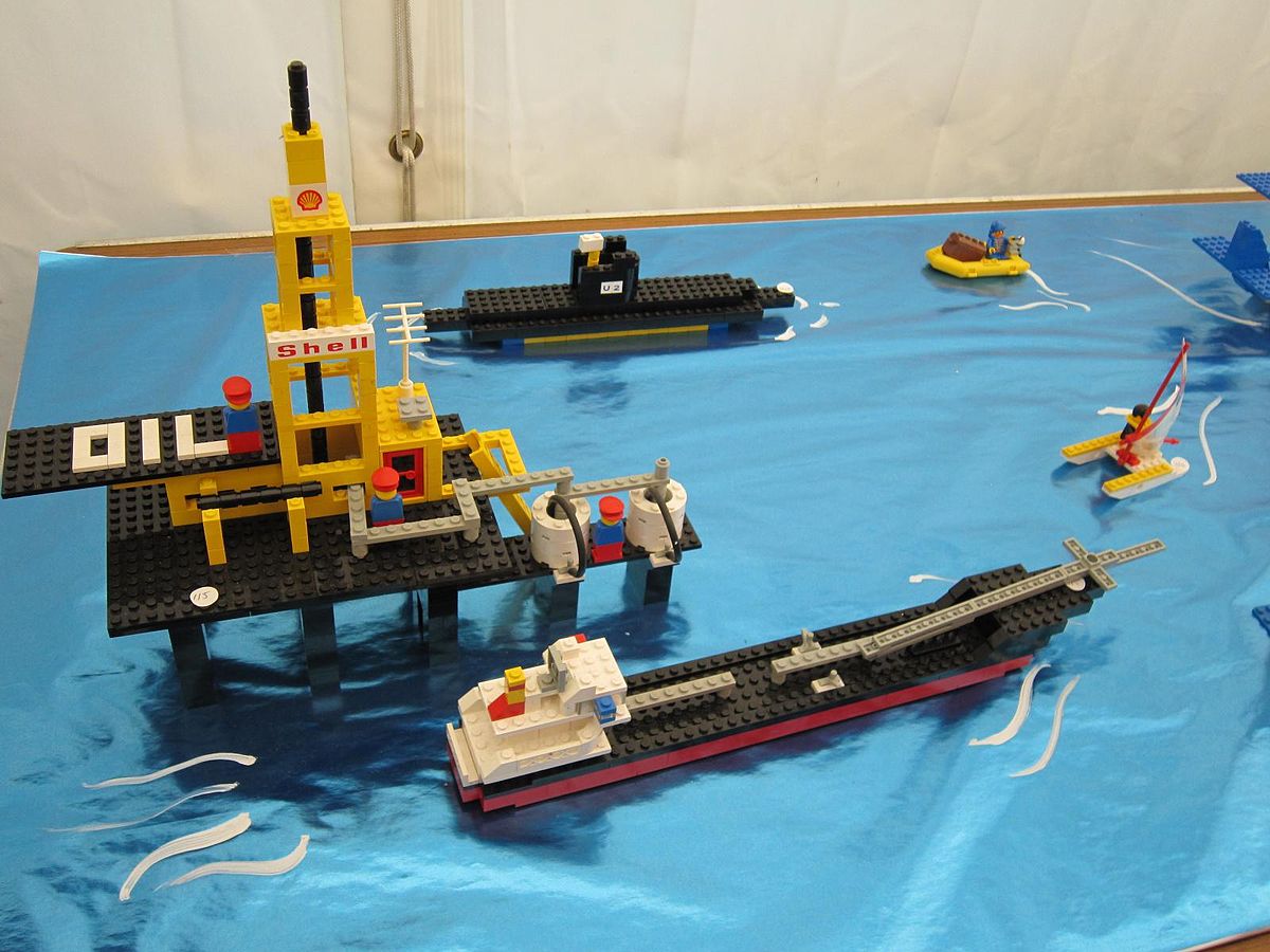 1200px-LEGO_Offshore_Rig_with_Fuel_Tanker_-_Set_373_%281977%29.jpg