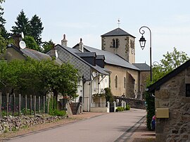 La Celle-en-Morvan'daki kilise ve çevresi