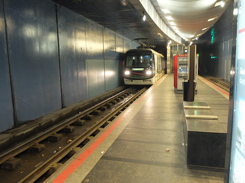 File:La Madeleine - Tramway 07 à Saint-Maur.JPG