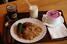 Влияние других национальных кухонь: обед из «холодного» супа, тушёной капусты, котлеты, огурца, кефира и кваса