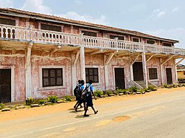 Historische woningen langs een van de straten in Grand-Bassam