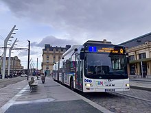 Photographie d'un bus de la ligne no 1 stationné devant la Gare de Bordeaux.