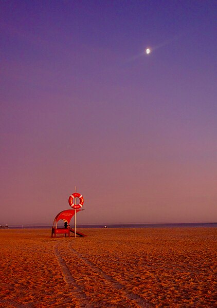 File:Lifeguard, Sunset on Praia de Carcavelos • Carcavelos beach (50661932323).jpg