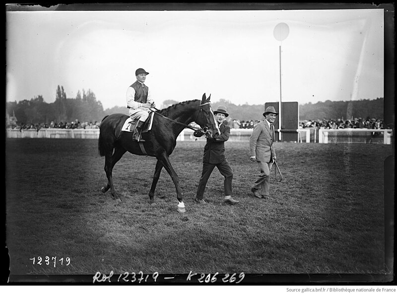 File:Longchamp, 9-10-27, "Mon Talisman" (cheval de course monté par) Semblat, gagnant du Prix de l'Arc de Triomphe - (photographie de presse) - (Agence Rol).jpg