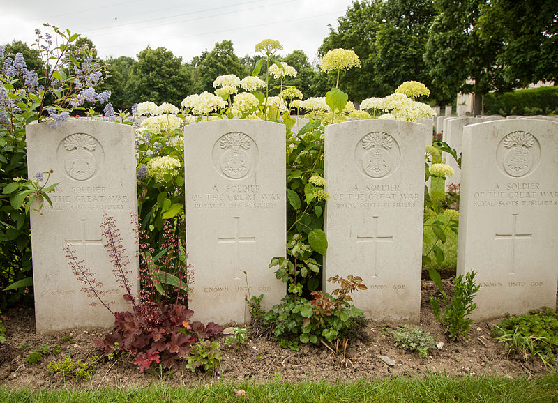 File:Loos British Cemetery - Unknow soldiers.jpg