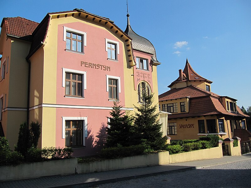 File:Luhačovice, Pernštýn.jpg