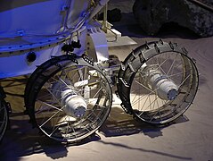 Gros plan sur les roues d'une maquette de Lunokhod 2.
