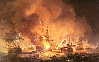 Une bataille navale confuse. Deux navires endommagés dérivent au premier plan tandis que des flammes et de la fumée jaillissent d'un troisième. À l'arrière-plan, la fumée s'élève d'une mêlée confuse de navires.