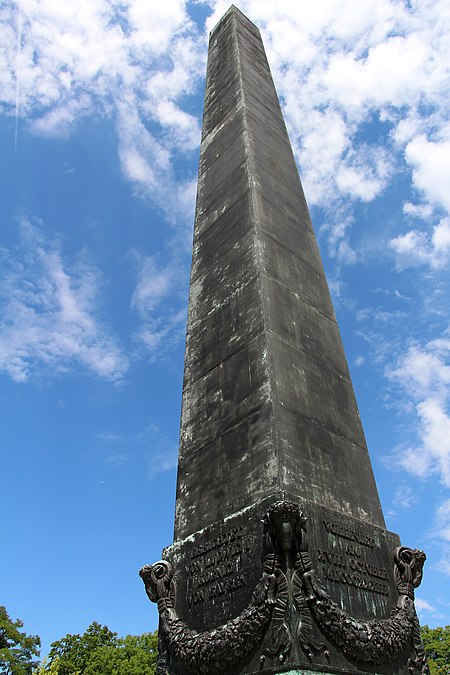 München Obelisk am Karolinenplatz