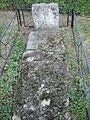 Mormânt vechi în curtea bisericii