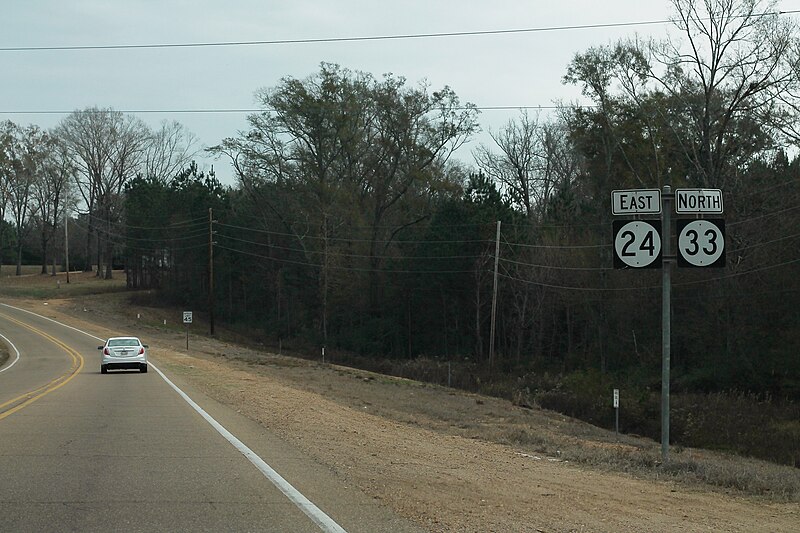 File:MS33 North MS24 East Signs (42134305722).jpg