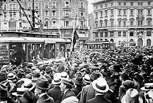 Manifestazione interventista piazza Cordusio a Milano (1915).jpg