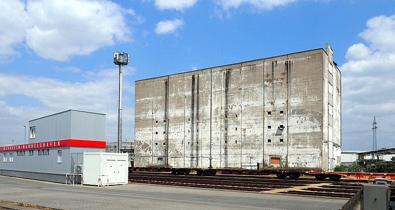 File:Mannheim Handelshafen Neckarspitze Hochbunker.jpg