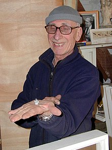 Marino di Teana montrant un modèle de sculpture.