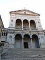 Facciata esterna del duomo di Massa, Toscana, Italia