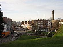 Foto einer Grünfläche mit einer Straße auf der linken Seite