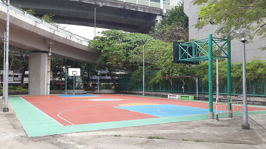 File:Mei Lam Estate Basketball court 201505.jpg