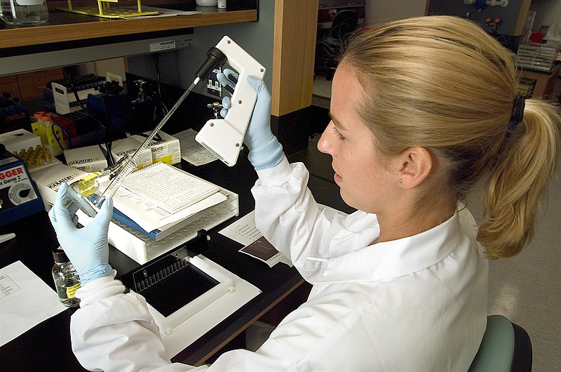 File:Microbiologist 01.jpg