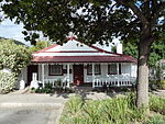 Esta casa histórica, construída em madeira e ferro corrugado, é a única construção remanescente da época da descoberta do ouro em Millwood, Knysna, que foi proclamada uma jazida de ouro em 1886. Tipo de local: Casa Uso anterior: Casa.  Uso atual: Museu.  Esta casa histórica, construída em madeira e ferro corrugado, é a única construção remanescente da época da descoberta do ouro em Millwood, Knysna, que foi proclamada uma jazida de ouro em 1886.