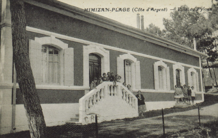 Photo des cousettes devant la colonie du Pylône dans les années 1920.