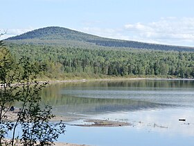 Pohled na Mont Louise z pláže Lac aux Araignées.