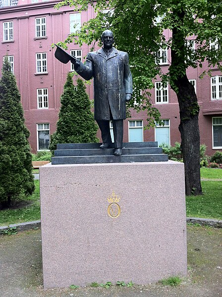 File:Monument to King Olav V in Trondheim.jpg