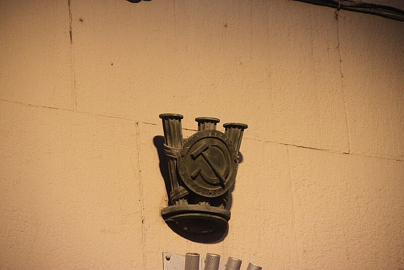 File:Moscow, Vozdvizhenka Street - flag holders on Lenin Library building (43265281372).jpg