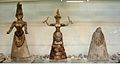 الربة الأفعى المينوسية، 1600 قبل الميلاد، المتحف الأثري، هيراكليون، كريت