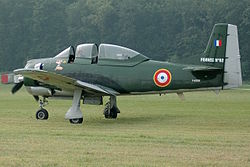 T-28 Trojan с опознавательными знаками ВВС Франции (1950-е гг.). Данный тип самолетов использовался ВВС Франции в качестве штурмовиков в войне в Алжире.