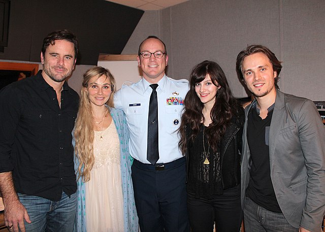 Master Sgt. Harry Kibbe flanked by Nashville cast members – from left, Charles Esten, Clare Bowen, Aubrey Peeples and Jonathan Jackson – in 2014