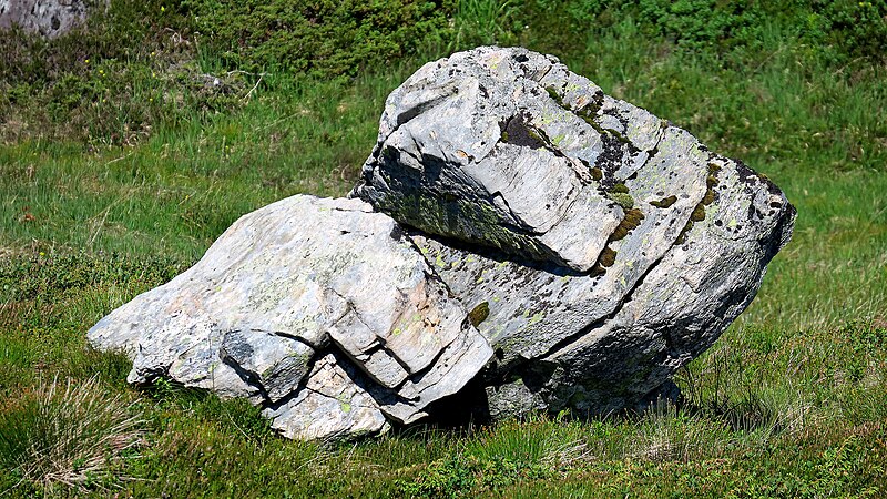 File:Natural sculpture at the mountain plateau of Brunene on Osterøy, Vestland, Norway.jpg