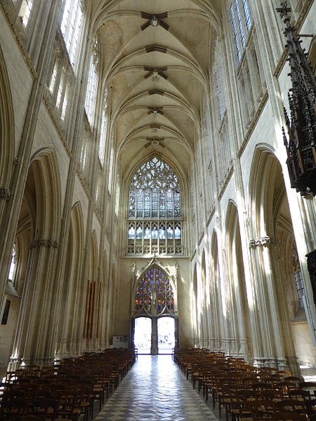 File:Nef de l'Abbaye de la Trinité.JPG