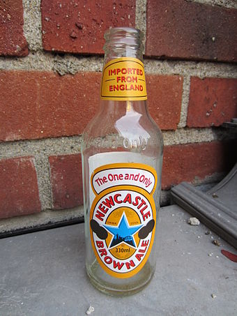 Brown ale. Ньюкасл пиво. Ньюкасл Браун Эль. Newcastle Brown ale. Newcastle Brown ale logo.