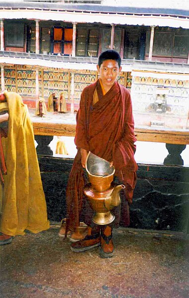 File:Novice monk with teapot. Tashilhunpo, Tibet.jpg