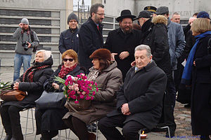 Ocaleni i rodziny Sprawiedliwych przed Pomnikiem Ocalałych w Łodzi 2016 w Europejskim Dniu Sprawiedliwych w Parku Ocalałych w Łodzi przed Pomnikiem Sprawiedliwych