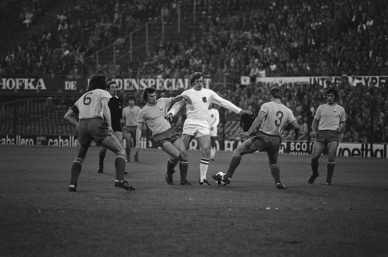 File:Oefenwedstrijd WK voetbal, Nederland tegen Roemenië 0-0 Piet Keizer in actie, Bestanddeelnr 927-2330.jpg