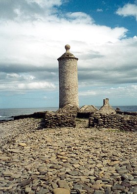 Старый маяк Деннис-Хэд-Олд-Бикон на мысу Деннис-Хед на северо-востоке острова