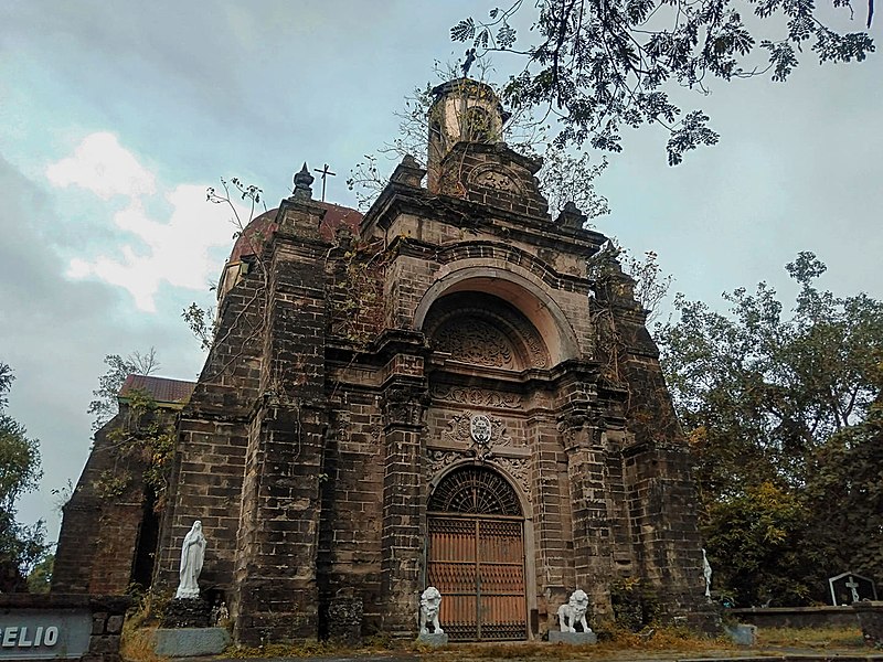 File:Old St. Pancratius Church in La Loma Cemetery, Caloocan City.jpg