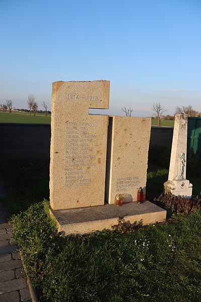 File:Overview of World War I and victim of communism memorial at cemetery in Domamil, Třebíč District.jpg