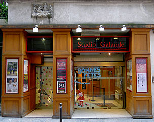 Le Studio Galande au no 42, avec un bas-relief au-dessus de son entrée.