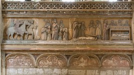 Bas-relief représentant, de gauche à droite, saint Eloi arrivant à cheval à Augusta accompagné de deux hommes, saint Eloi priant avec huit personnes, saint Eloi retrouvant le corps de saint Quentin et saint Eloi déposant la dépouille dans une châsse dorée