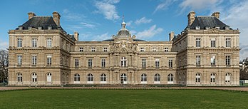 La façade sud du palais du Luxembourg, à Paris, siège du sénat français, œuvre de Salomon de Brosse, au début du XVIIe siècle. (définition réelle 7 294 × 3 201)